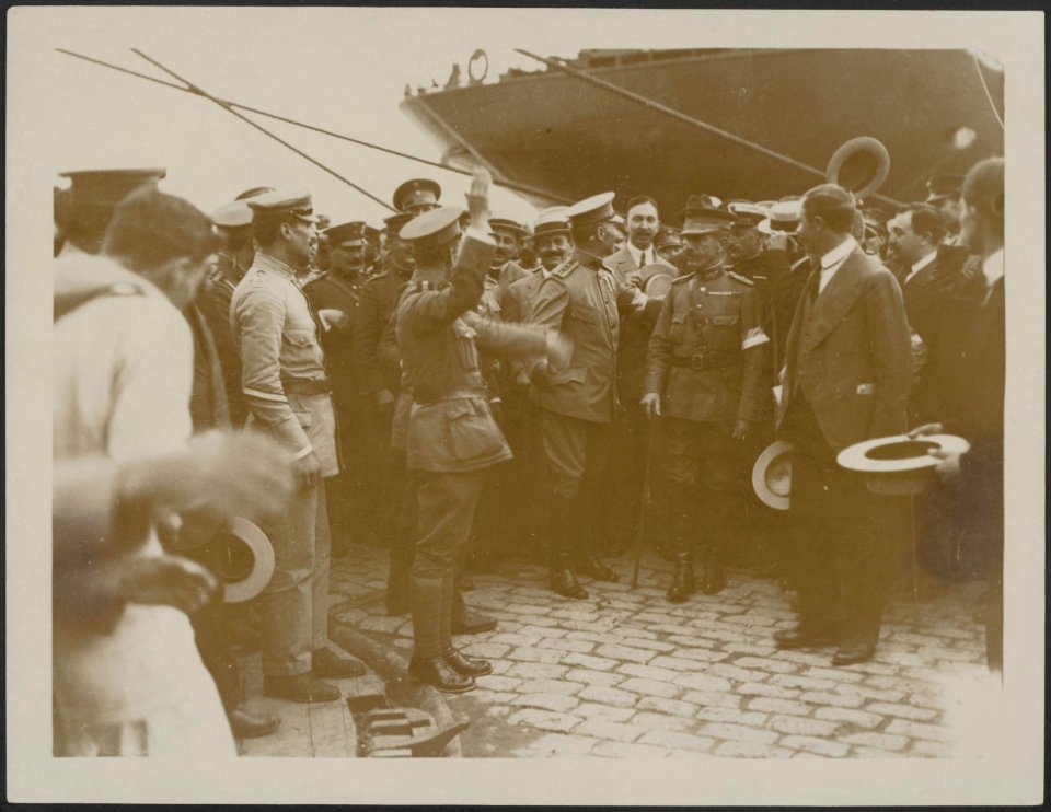 Cheering Colonel Christodoulou when he landed at Salonica after the fight in whi, Bestanddeelnr 158-2477