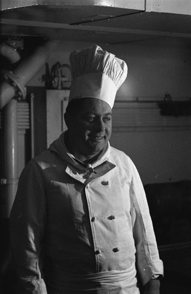Chef-kok in kombuis van Nederlands koopvaardijschip, Bestanddeelnr 935-2951