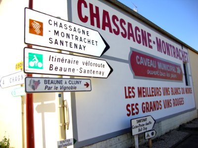 Chassagne-Montrachet (Côte d'Or, Fr) signalisations vin, vélo, visite