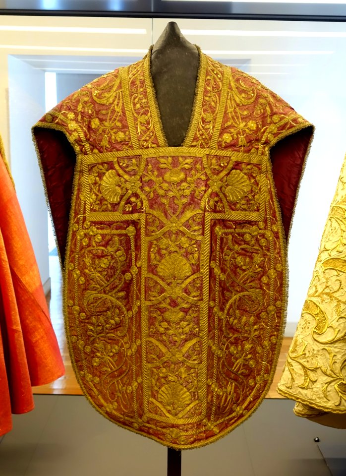 Chasuble, 18th century, view 1 - Museu Nacional de Machado de Castro - Coimbra, Portugal - DSC00222