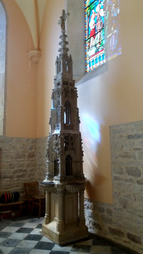 Chasselay - Église Saint Martin, bénitier vu de côté