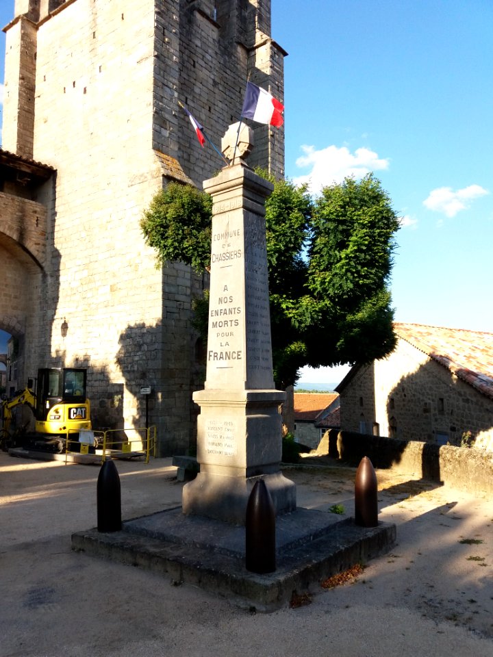 Chassiers - Monument aux morts et église Saint-Hilaire