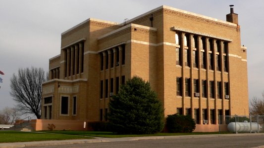 Charles Mix County courthouse from NW 4