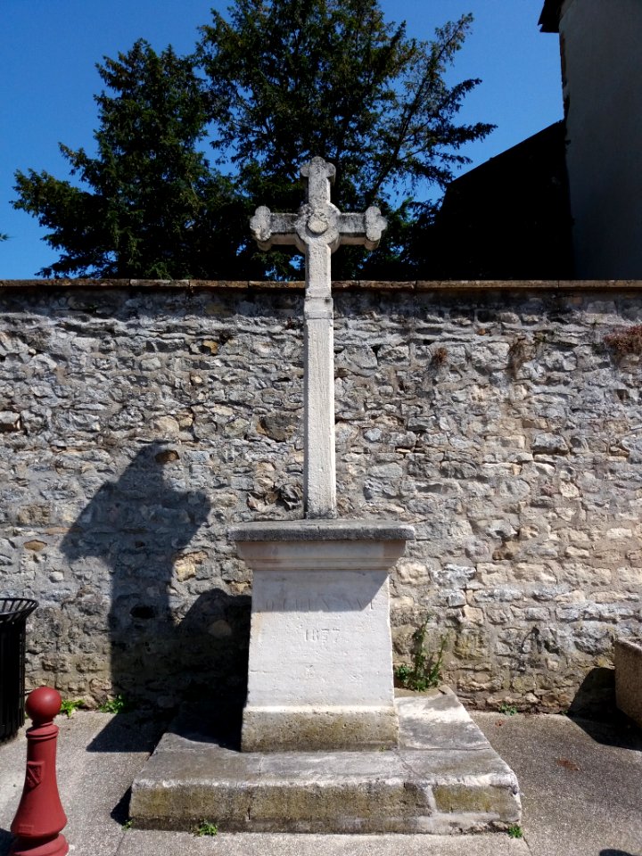 Chazay-d'Azergues - Place de la Platière - Croix