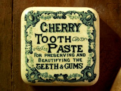 Cherry Tooth Paste, Musée Somme 1916, pic-065