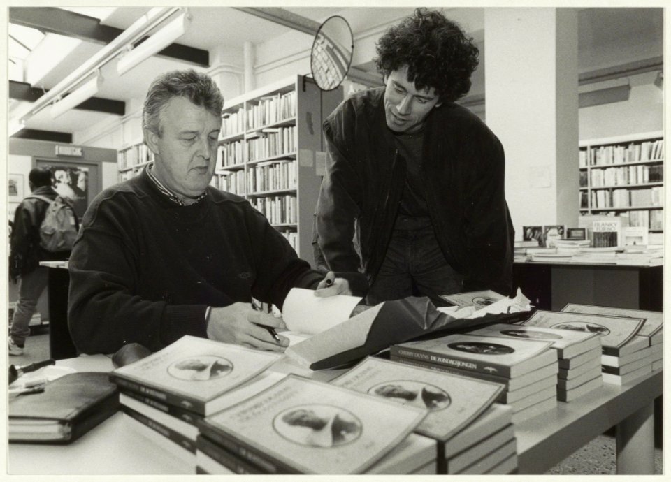 Cherry Duyns signeert zijn boek De Bovenman bij Boekhandel Coebergh. Gedempte Oude Gracht 70, NL-HlmNHA 54032261