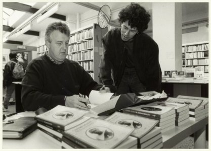 Cherry Duyns signeert zijn boek De Bovenman bij Boekhandel Coebergh. Gedempte Oude Gracht 70, NL-HlmNHA 54032261