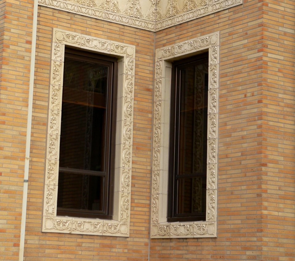 Charles Mix County courthouse windows W of N entrance 2