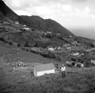 Charles Stellrecht bij de zendmast op St John's op Saba, Bestanddeelnr 252-8233