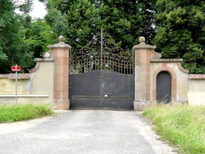 Chazelles-sur-Albe (M-et-M) domaine de Grandseille, portail
