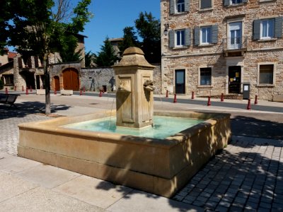 Chazay-d'Azergues - Place de la Platière - Fontaine