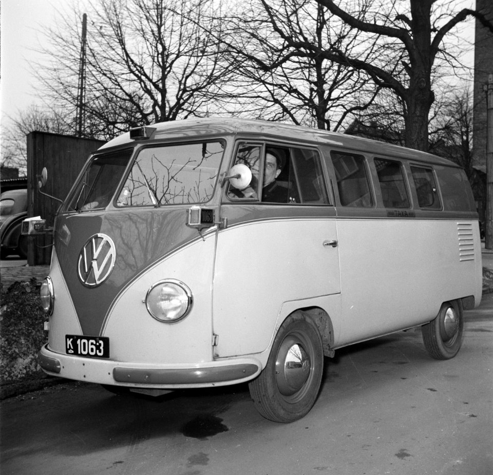 Chauffeur achter het stuur in een Volkswagen taxi-busje, Bestanddeelnr 252-8844