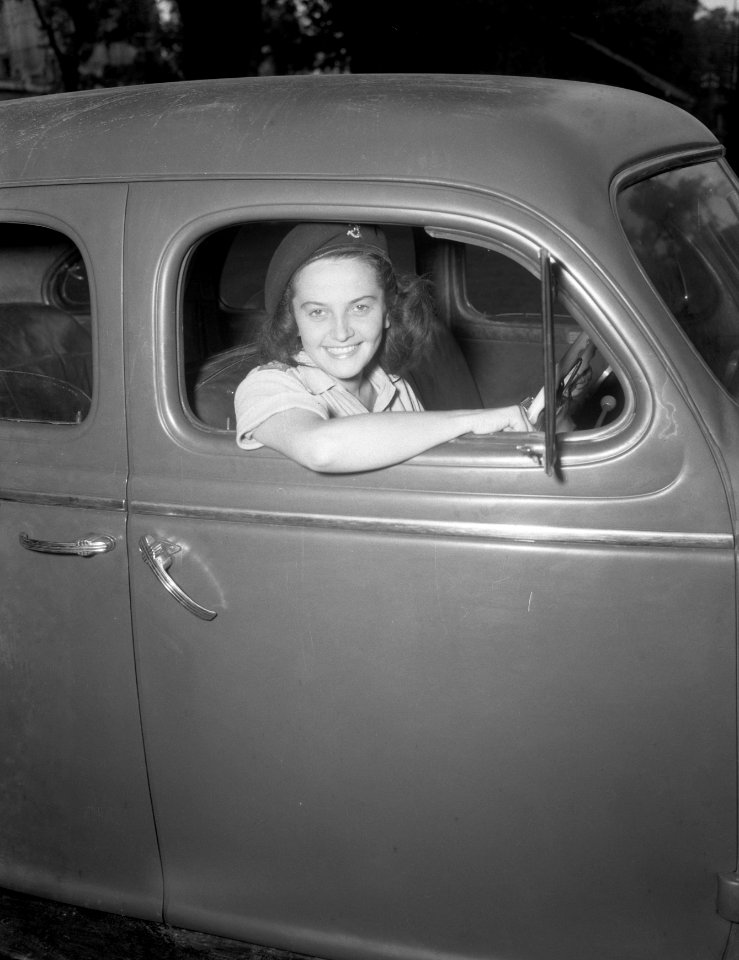 Chauffeurl van het Vrouwen Hulpkorps VHK in een auto, Bestanddeelnr 12694