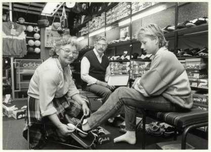 Charles Smit en zijn vrouw Ger stoppen met hun sportzaak De Leerbeurs aan de Botermarkt. NL-HlmNHA 54020802