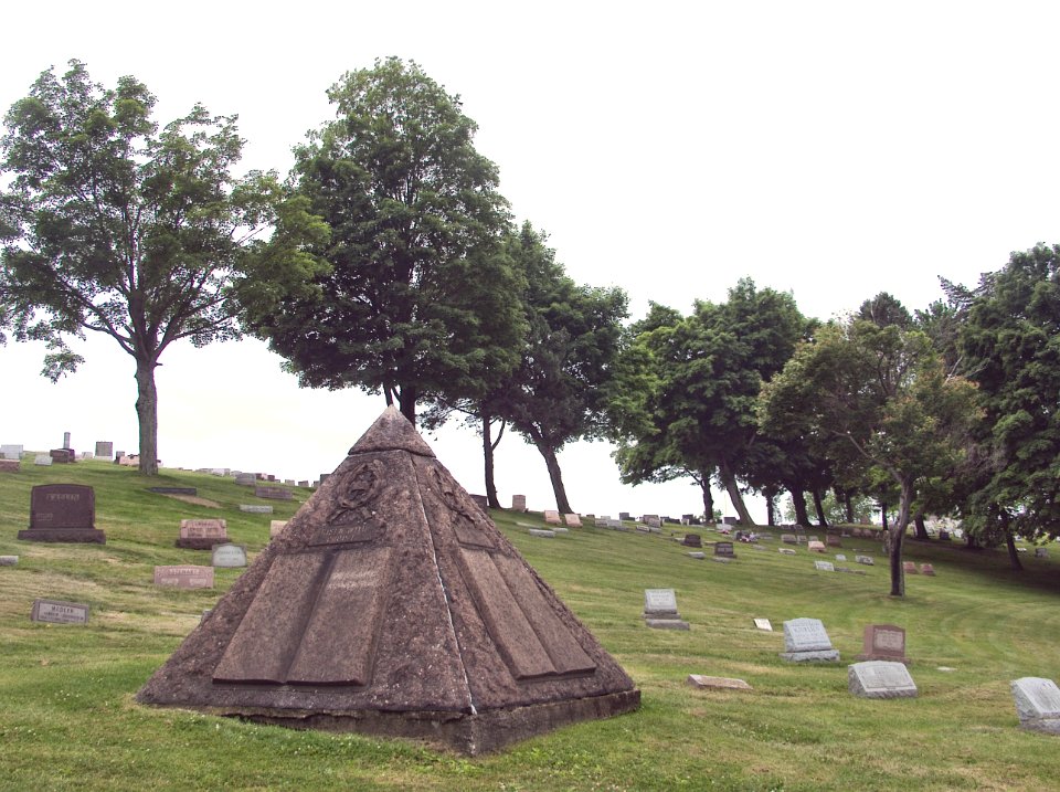 Charles Taze Russell Pyramid, United Cemeteries, 2015-06-08, 01