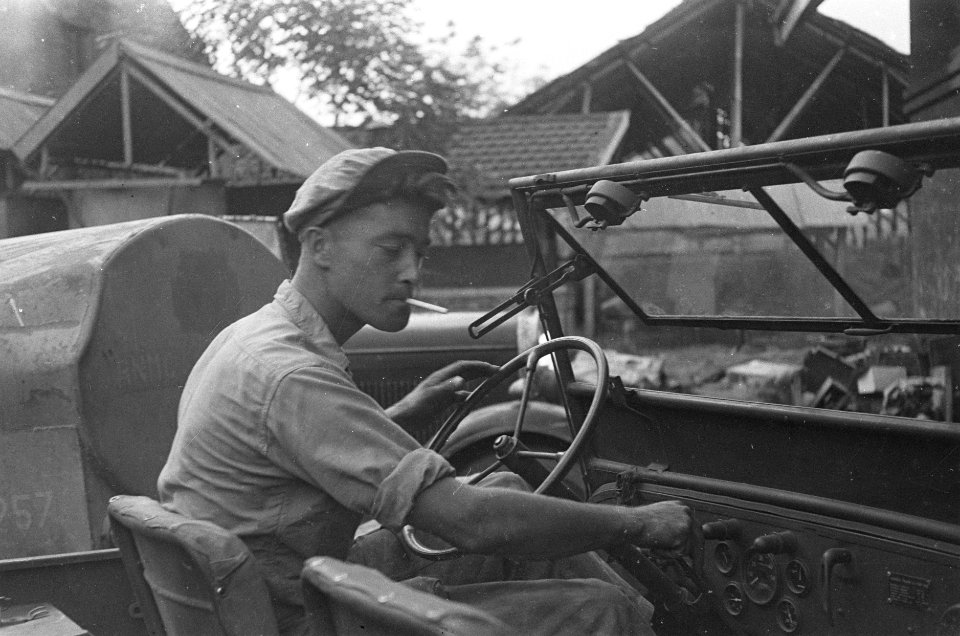 Chauffeur van een jeep, Bestanddeelnr 41-3-1