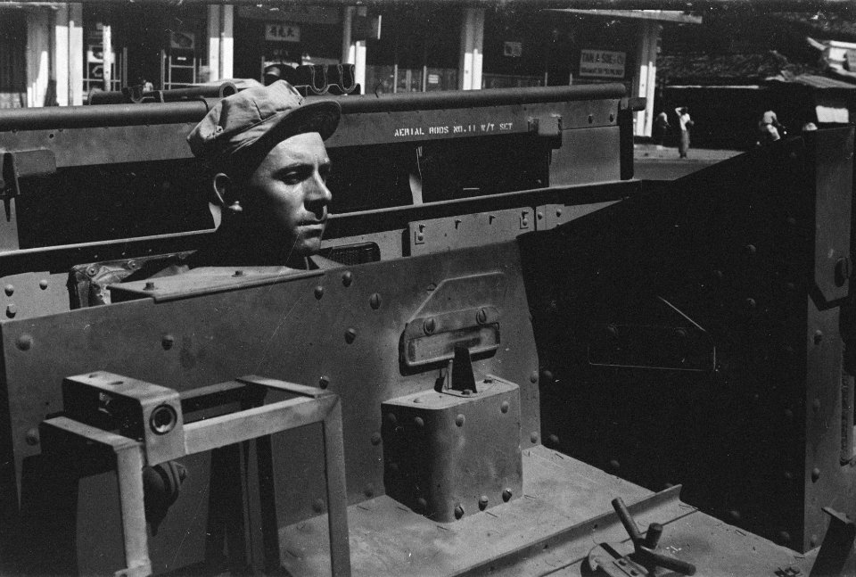 Chauffeur van een universal carrier, Bestanddeelnr 195-4-3