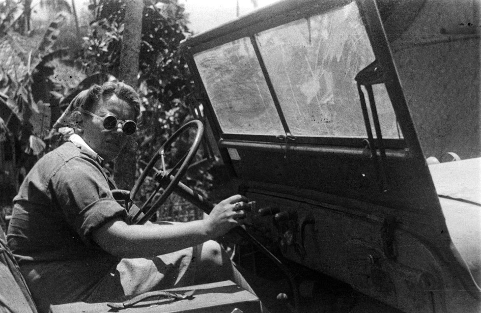 Chauffeur van een jeep met een stofbril, Bestanddeelnr 6453