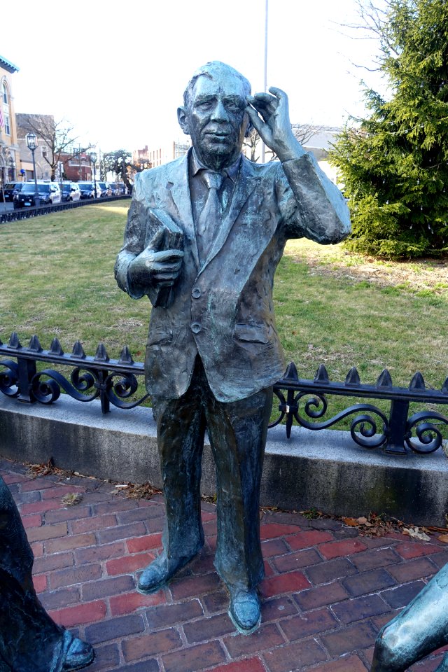 Chelsea Conversation by Penelope Jencks, 1977, bronze - Chelsea, Massachusetts - DSC09367