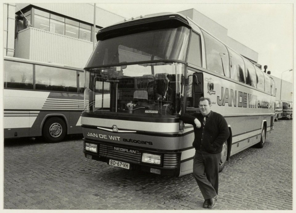 Chauffeur Johan Pinxter bij een touringcar van Jan de Wit. NL-HlmNHA 54013829