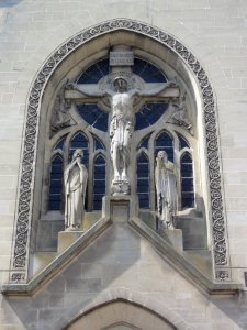 Chauny (Aisne) église Saint-Martin (03) calvaire de façade