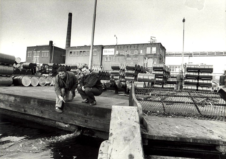 Chemiebedrijf Witco aan de Spaarndamseweg. Verontreinigd koelwater bij Witco. Aangekocht in 1989 van United Photos de Boer bv. - Negatiefnummer 30607 k 26. - Gepubliceerd in het Haarlems Dagblad van 1