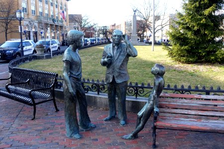 Chelsea Conversation by Penelope Jencks, 1977, bronze - Chelsea, Massachusetts - DSC09365