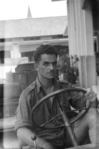 Chauffeur achter het stuur van een jeep, Bestanddeelnr 67-2-3