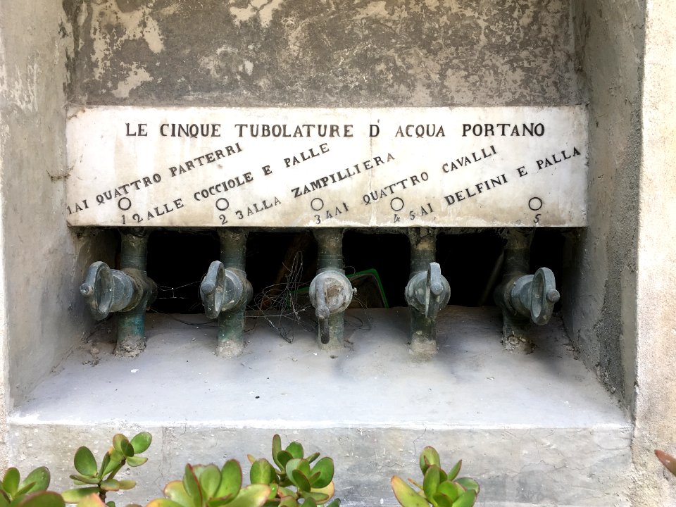 Chiavi dell'acqua - Chiostro di San Gregorio Armeno (Napoli)-5785