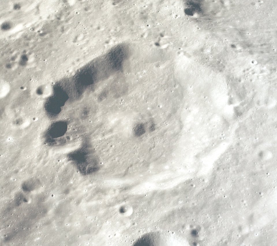 Chauvenet Q crater AS17-151-23239
