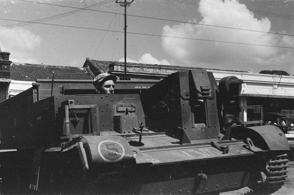 Chauffeur van een universal carrier, Bestanddeelnr 195-4-4