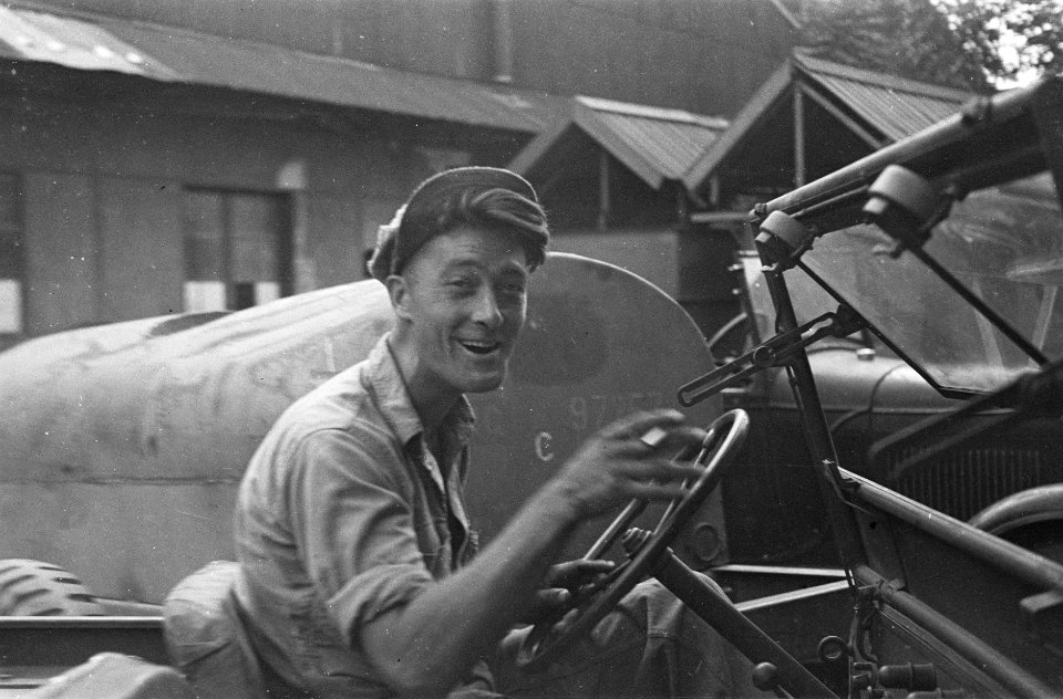 Chauffeur van een jeep, Bestanddeelnr 41-3-2