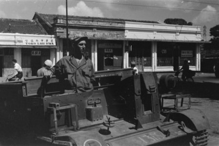 Chauffeur van een universal carrier, Bestanddeelnr 195-4-5