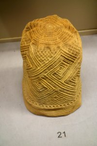 Chief's hat, woven fiber - Kongo - Royal Museum for Central Africa - DSC05796