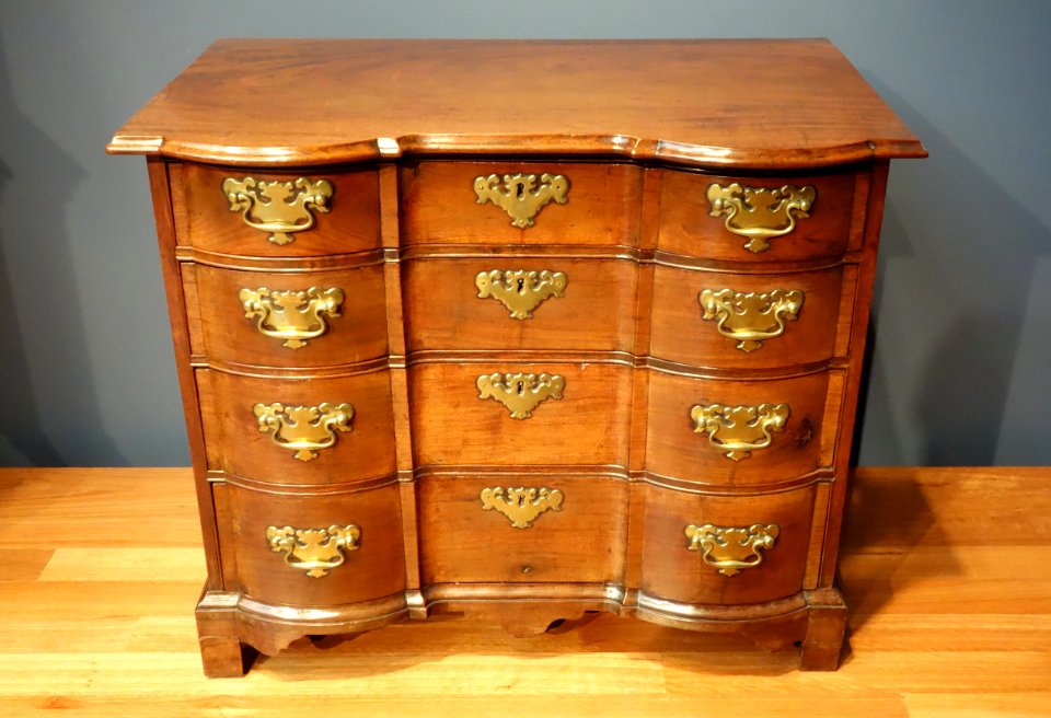 Chest of drawers, maker unknown, Boston, Massachusetts, c. 1750-1790, mahogany and white pine - De Young Museum - DSC00954