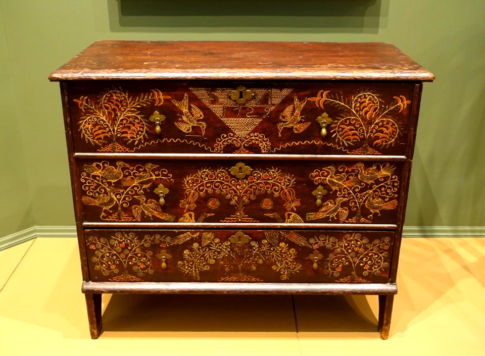Chest with painted decoration and inscription 'S A 1729', by Robert Crossman (1707-1799), 1729, painted pine - Currier Museum of Art - Manchester, NH - DSC07610