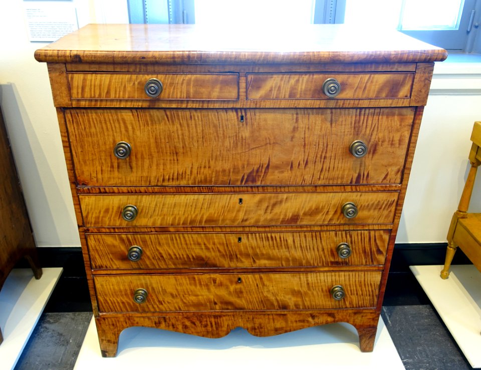 Chest of drawers, Daniel Lewis (1798-1833), Shaftsbury VT, 1817, maple, white pine, cherry - Bennington Museum - Bennington, VT - DSC08852