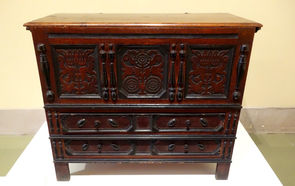 Chest, Connecticut, c. 1690, oak and pine - Brooklyn Museum - DSC09078