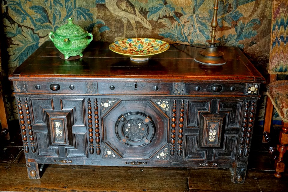 Chest, 1660-1685, wood, bone, mother-of-pearl - Packwood House - Warwickshire, England - DSC08854