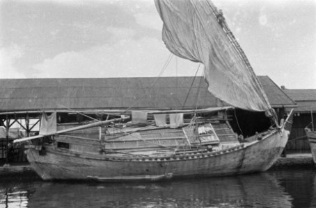 Cheribon de bedrijvigheid in de havens van het gebied neemt dan na dag toe, nu , Bestanddeelnr 406-1-2