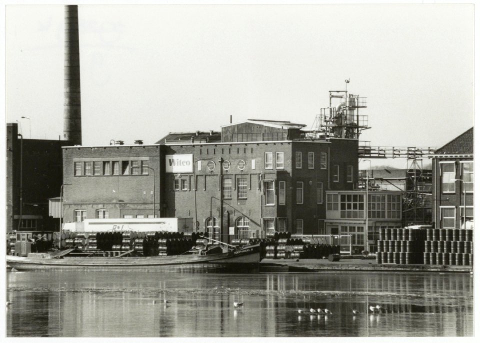 Chemische fabriek Witco aan het Spaarne met schip dat oliedrums transporteert. NL-HlmNHA 54035072