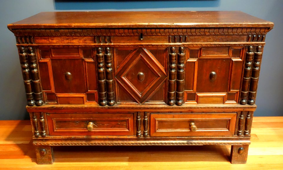 Chest with drawers, maker unknown, Marshfield, Massachusetts, c. 1670-1695, oak, white pine, cedar, maple - De Young Museum - DSC00972
