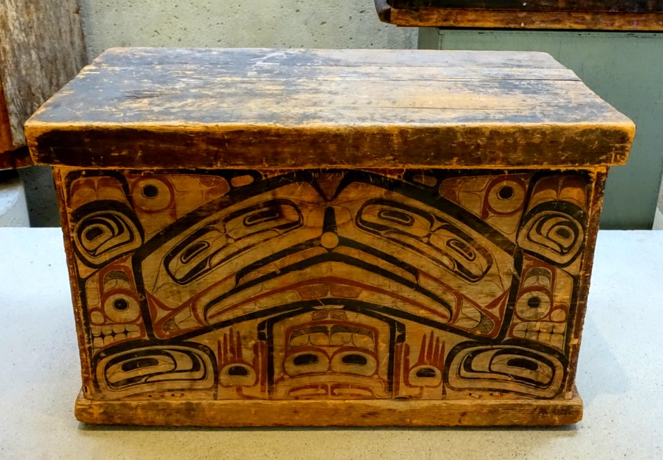 Chest with lid, Heiltsuk, Bella Bella, British Columbia, c. 1880, red cedar, paint, metal tacks - Museum of Anthropology, University of British Columbia - DSC08731