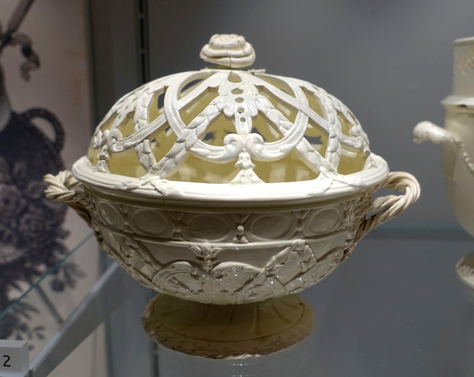 Chestnut or orange basket, shape 32 in the first Queen's ware catalog, c. 1774, Queen's ware - Wedgwood Museum - Barlaston, Stoke-on-Trent, England - DSC09540