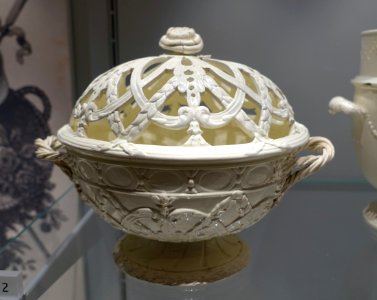 Chestnut or orange basket, shape 32 in the first Queen's ware catalog, c. 1774, Queen's ware - Wedgwood Museum - Barlaston, Stoke-on-Trent, England - DSC09540