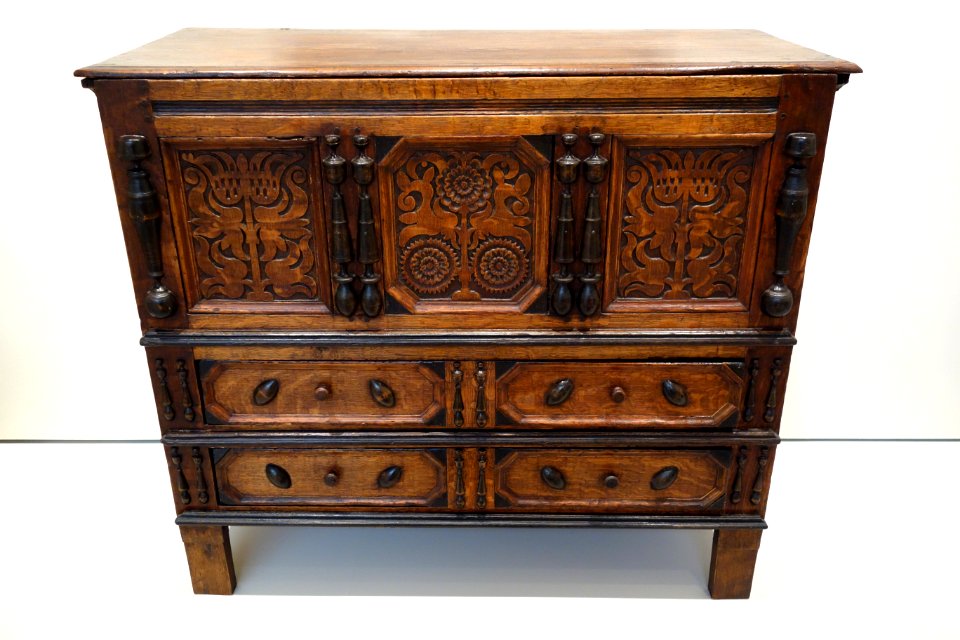 Chest with Two Drawers, Wethersfield area of Connecticut, 1680-1710, oak, white pine, and maple with oak and white pine - Chazen Museum of Art - DSC02615