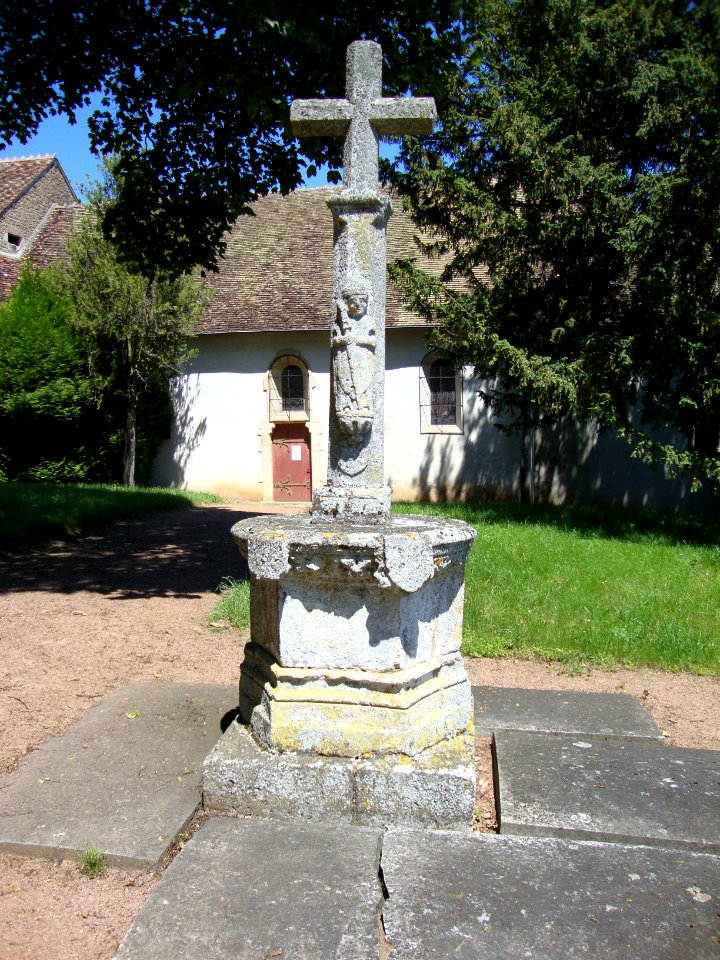 Chenôves (Saône-et-Loire, Fr) calvaire près de l'église