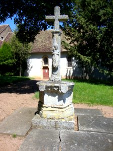 Chenôves (Saône-et-Loire, Fr) calvaire près de l'église
