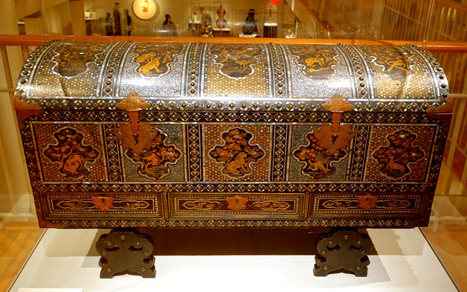Chest, Japan, early 1600s AD, lacquered wood, mother-of-pearl, gold - Peabody Essex Museum - DSC07660
