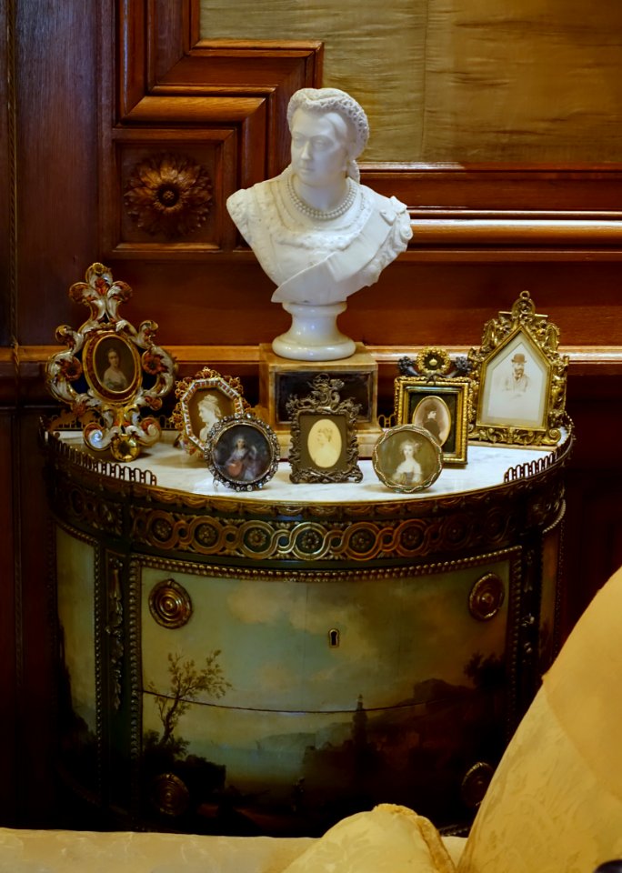 Chest of drawers, attributed to René Dubois, France, 1770-1775, with bust of Queen Victoria by Joseph Edgar Boehm, c. 1870 - Waddesdon Manor - Buckinghamshire, England - DSC07665